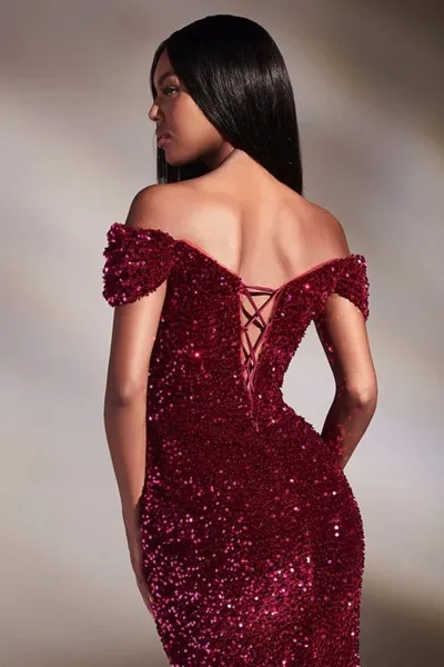 Vestido de Gala Off Shoulder en tela de Lentejuelas y abertura lateral