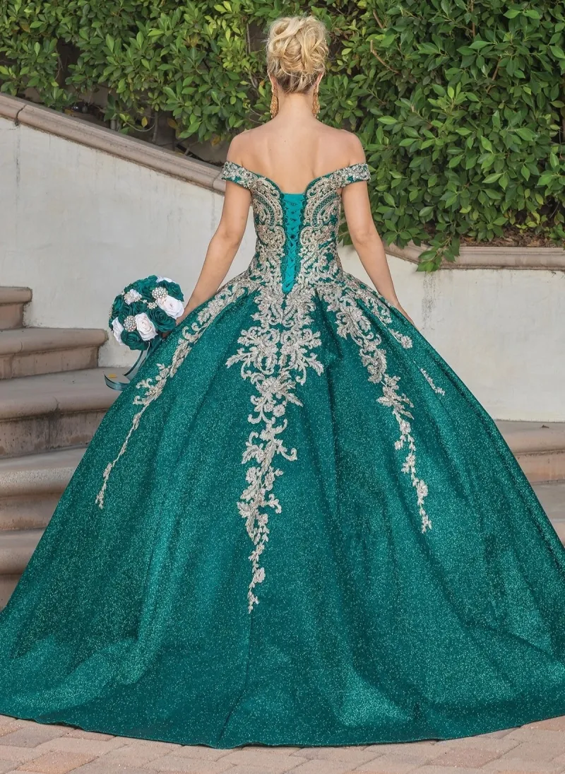 Vestido de 15 años Off Shoulder color Navy decorado con apliques dorados y falda corte princesa