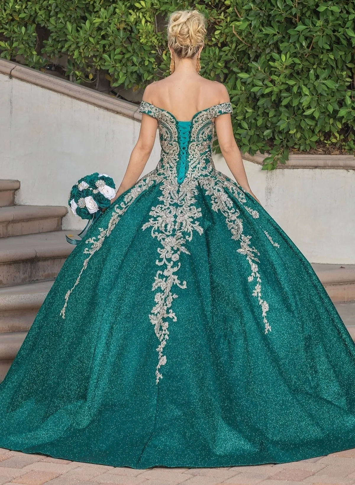 Vestido de 15 años Off Shoulder color Navy decorado con apliques dorados y falda corte princesa