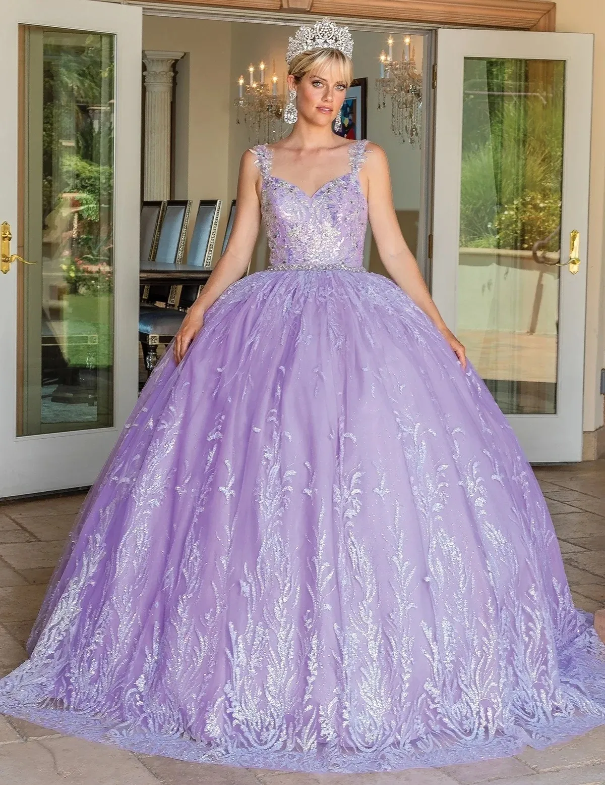 Vestido de 15 años de tiras decorado con apliques en tornasol y falda corte Princesa