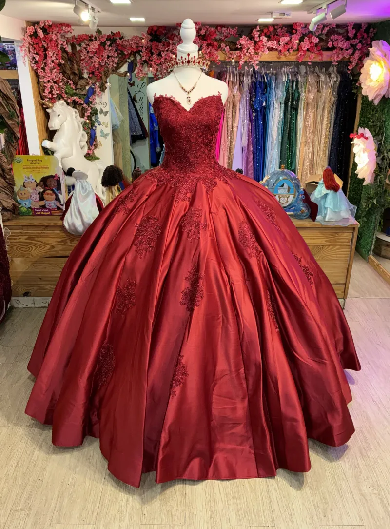 Vestido de 15 años de tiras decorado con apliques en Top y falda corte Princesa