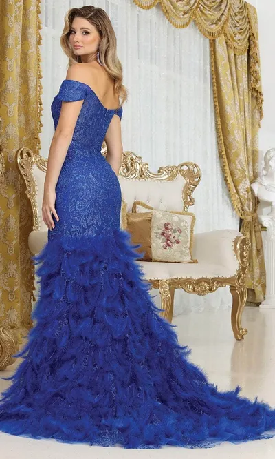 Vestido de Gala Off Shoulder en tela decorada con Glitter y falda corte Sirena con plumas y cola