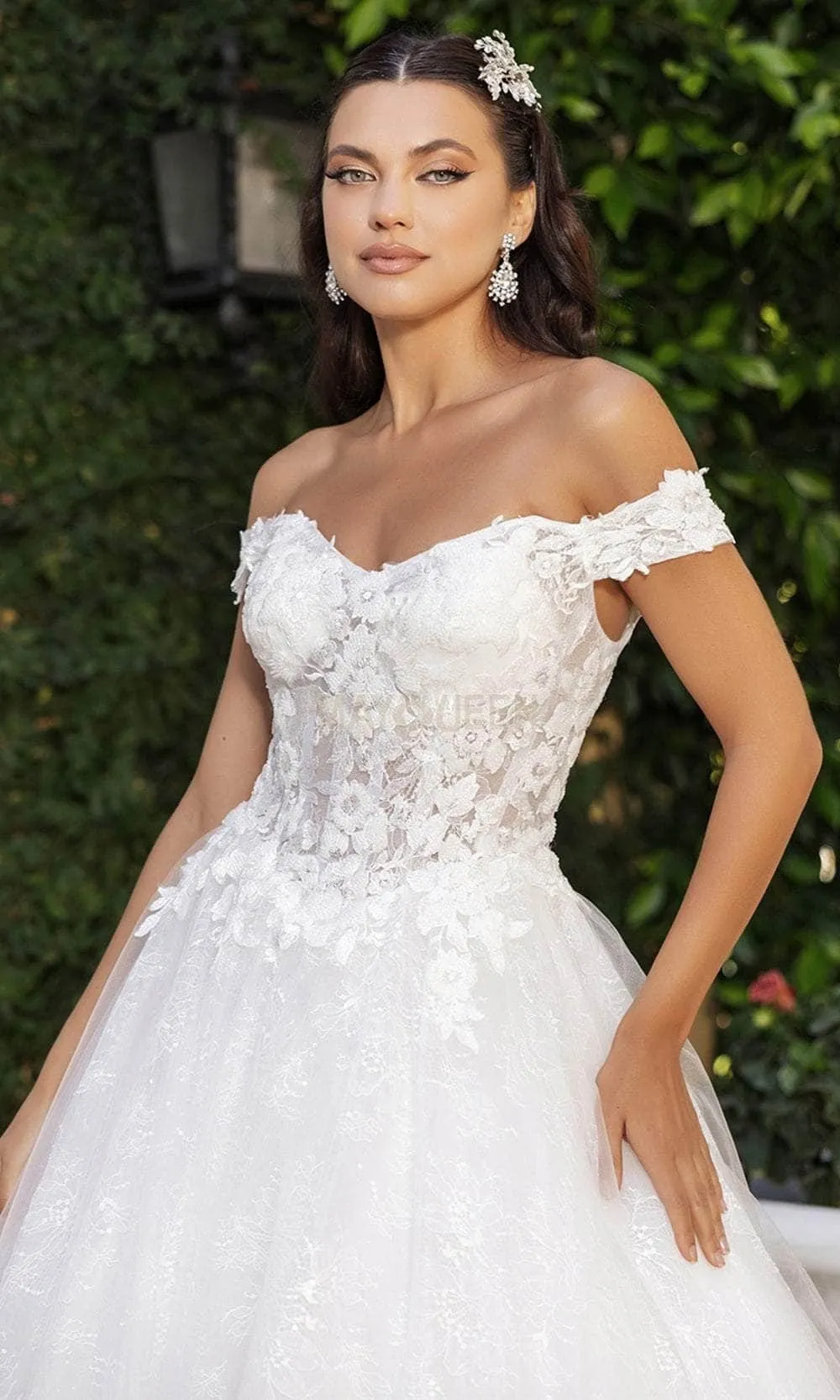Vestido de Novia Off Shoulder estilo corsé con transparencia decorado con apliques y pedrería, falda corte A