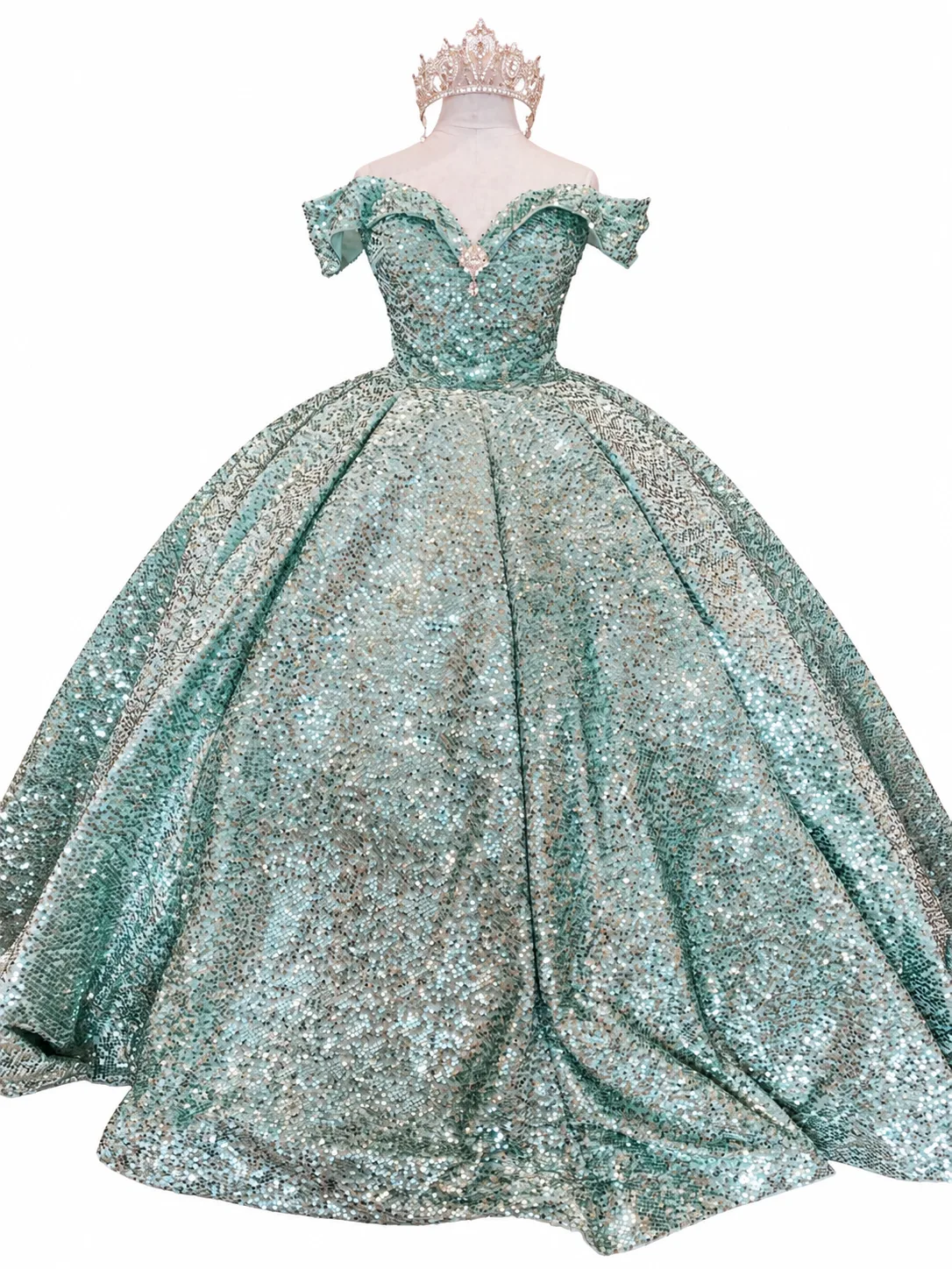 Maniquí con glamuroso vestido de gala verde menta