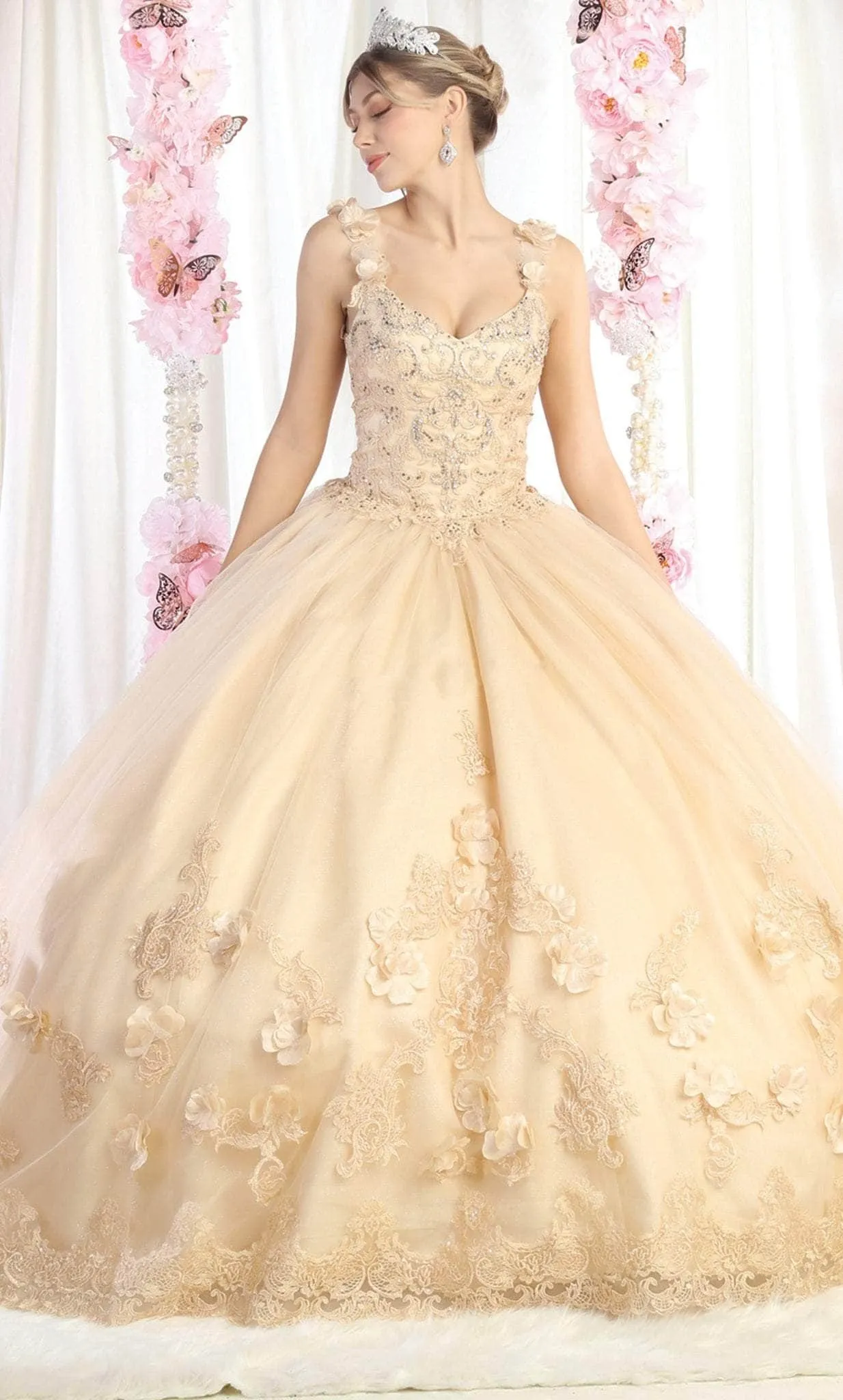 Vestido de 15 años decorado con pedreria en Top, falda corte Princesa decorada con apliques de Flores y Glitter