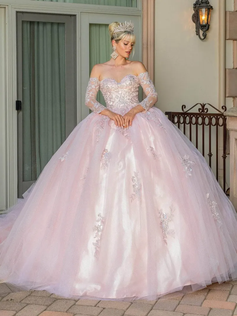 Vestido de 15 años con mangas tipo guantes decorado con finos apliques y falda corte Princesa con cola