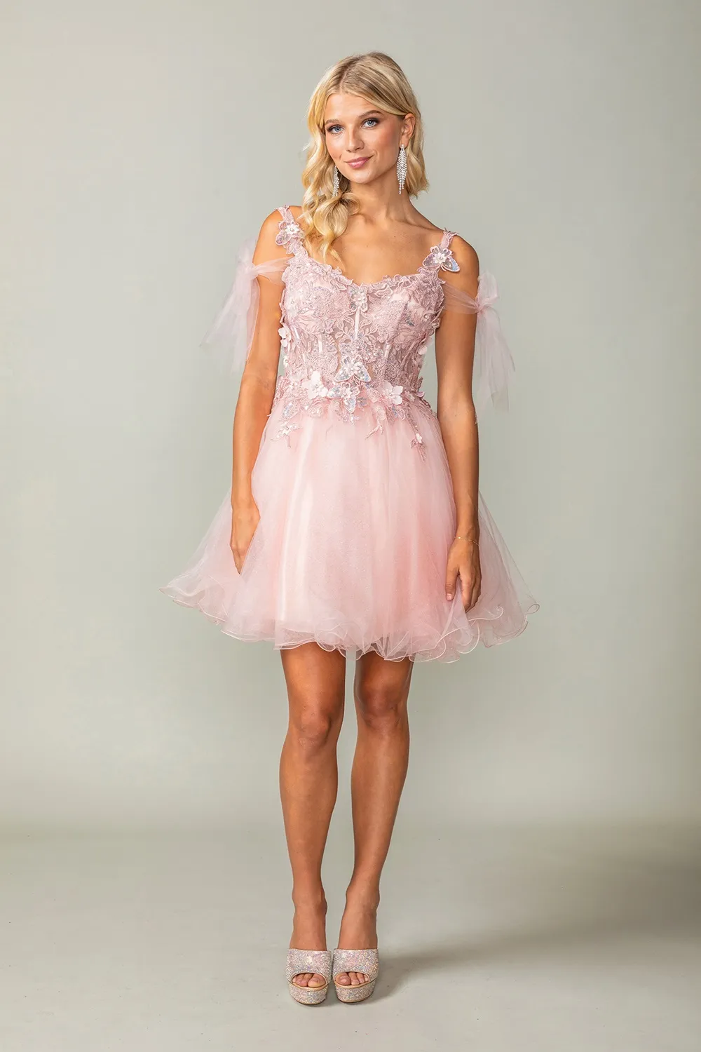 Vestido de Quinceañera corto de tiras estilo corset con transparencia decorado con glitter y apliques en top