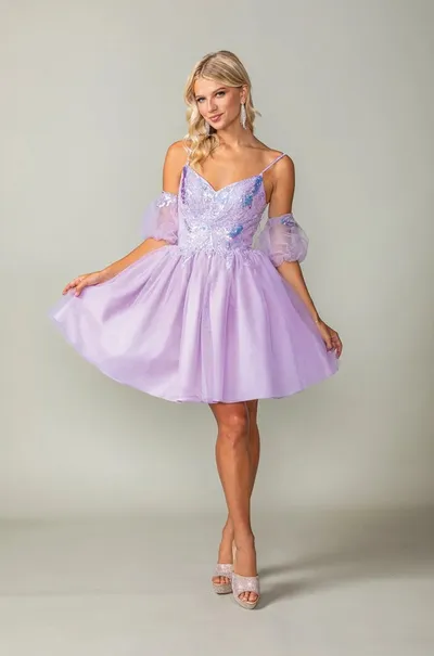Vestido de Quinceañera corto con mangas abullonadas, decorado con Lentejuelas tornasol en Top y falda corte A