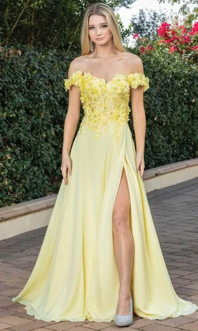 Vestido de gala off shoulder color amarillo decorado con apliques y flores 3D, apertura lateral