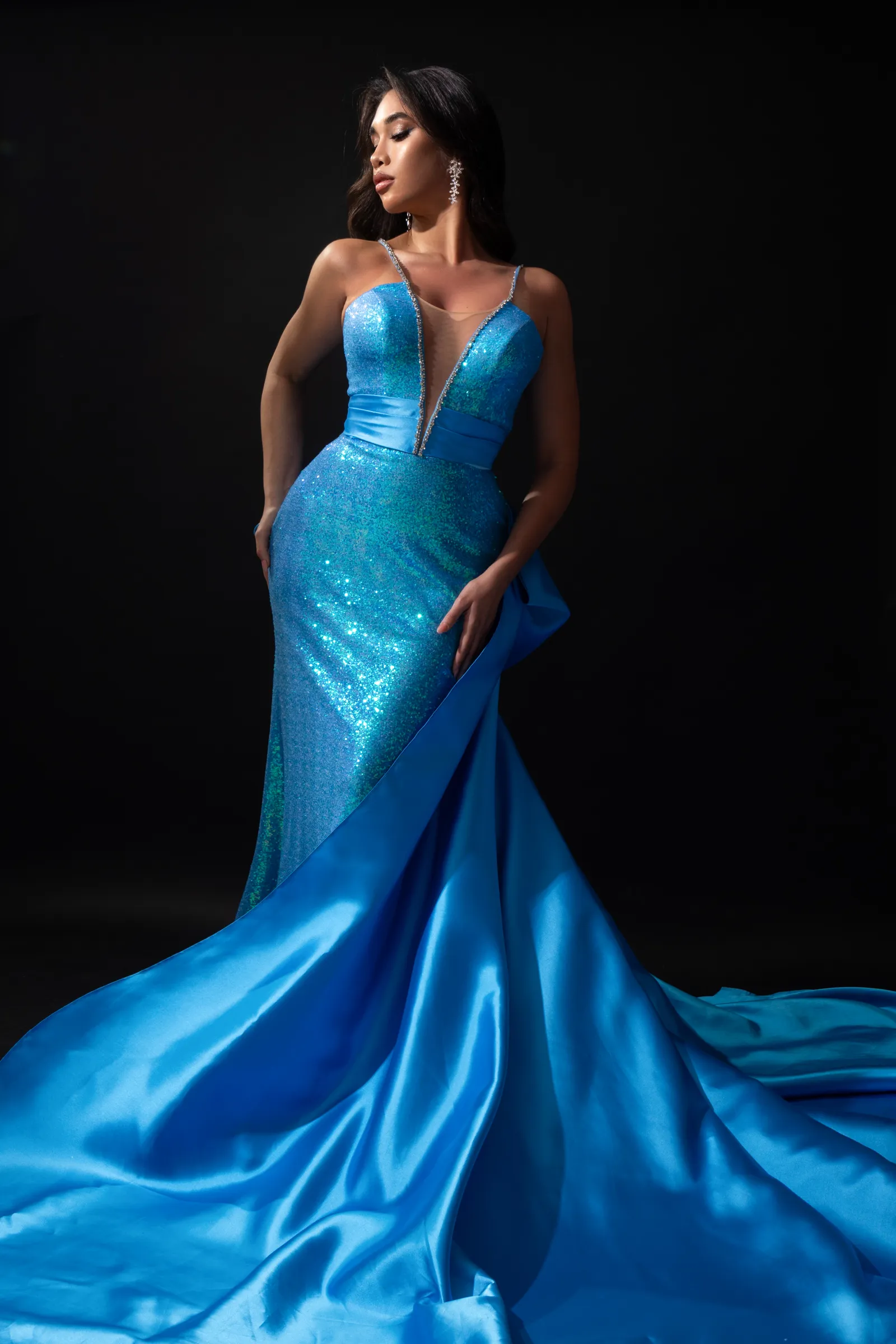 Vestido de Gala escote pronunciado en V en tela de microlentejuelas color Azul decorado con pedreria y falda corte Sirena con cola
