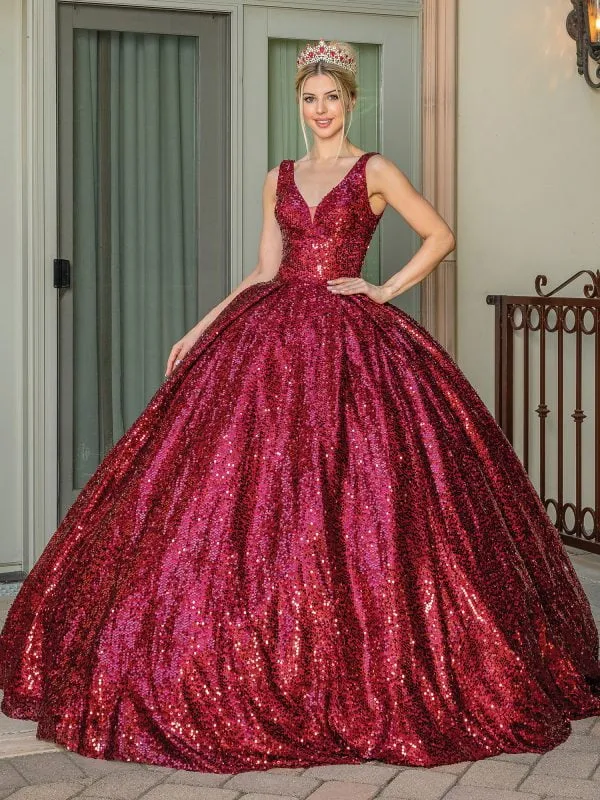 Vestido de 15 años en tela de lentejuelas y falda corte princesa con cola