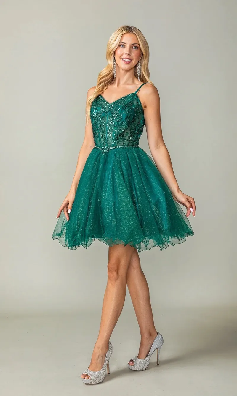 Vestido de Quinceañera corto de tiras decorado con apliques de Glitter en Top y  falda corte A