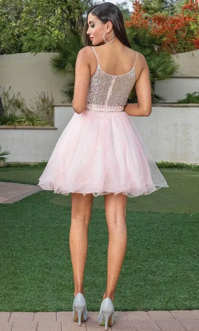 Vestido corto de Quinceañera de tiras decorado con pedreria en Top y falda corte A de tul