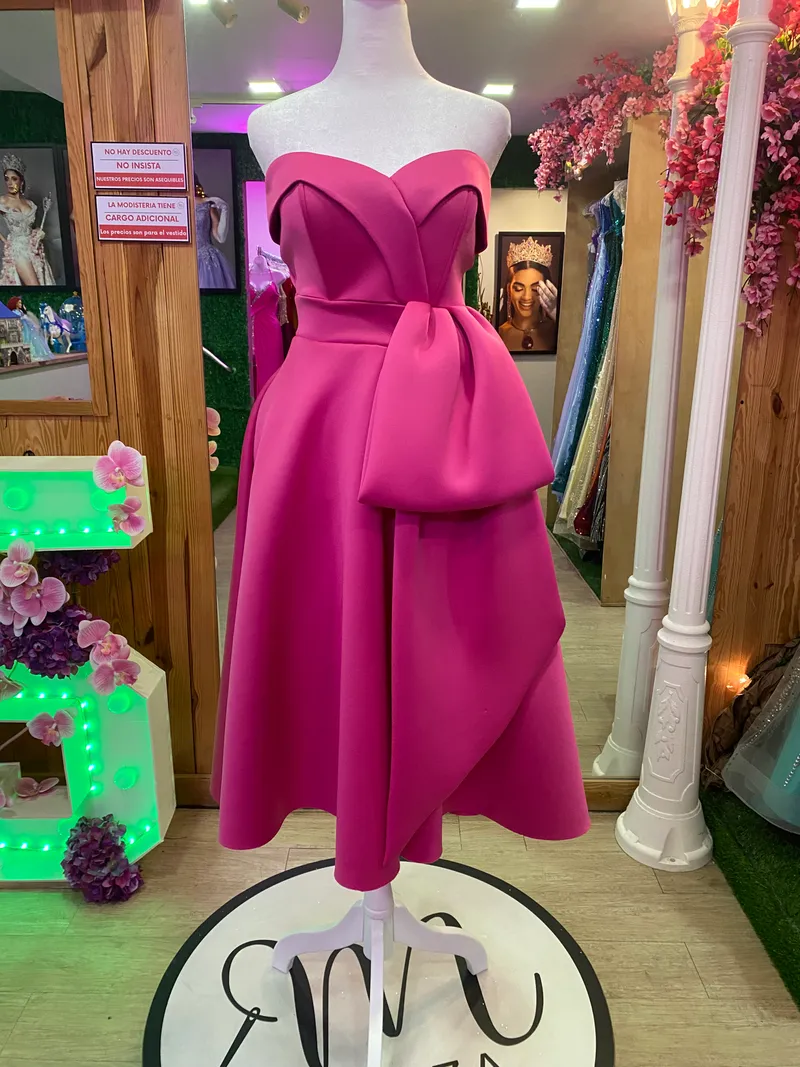 Vestido midi tipo Cocktail Strapless escote puntiaguado color Fucsia y falda corte A