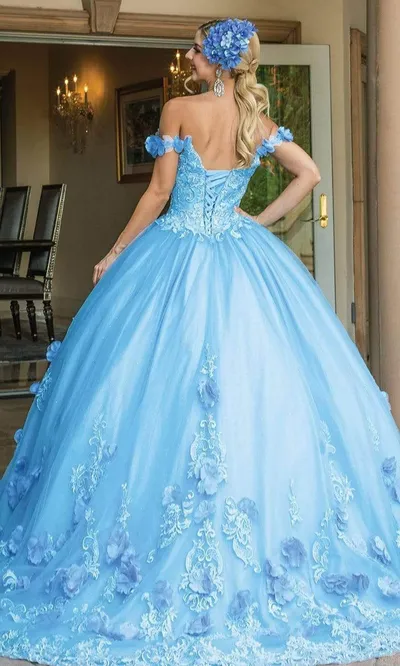 Vestido de 15 años Off Shoulder color Rosado decorado con apliques, pedreria y  flores en 3D y falda corte princesa