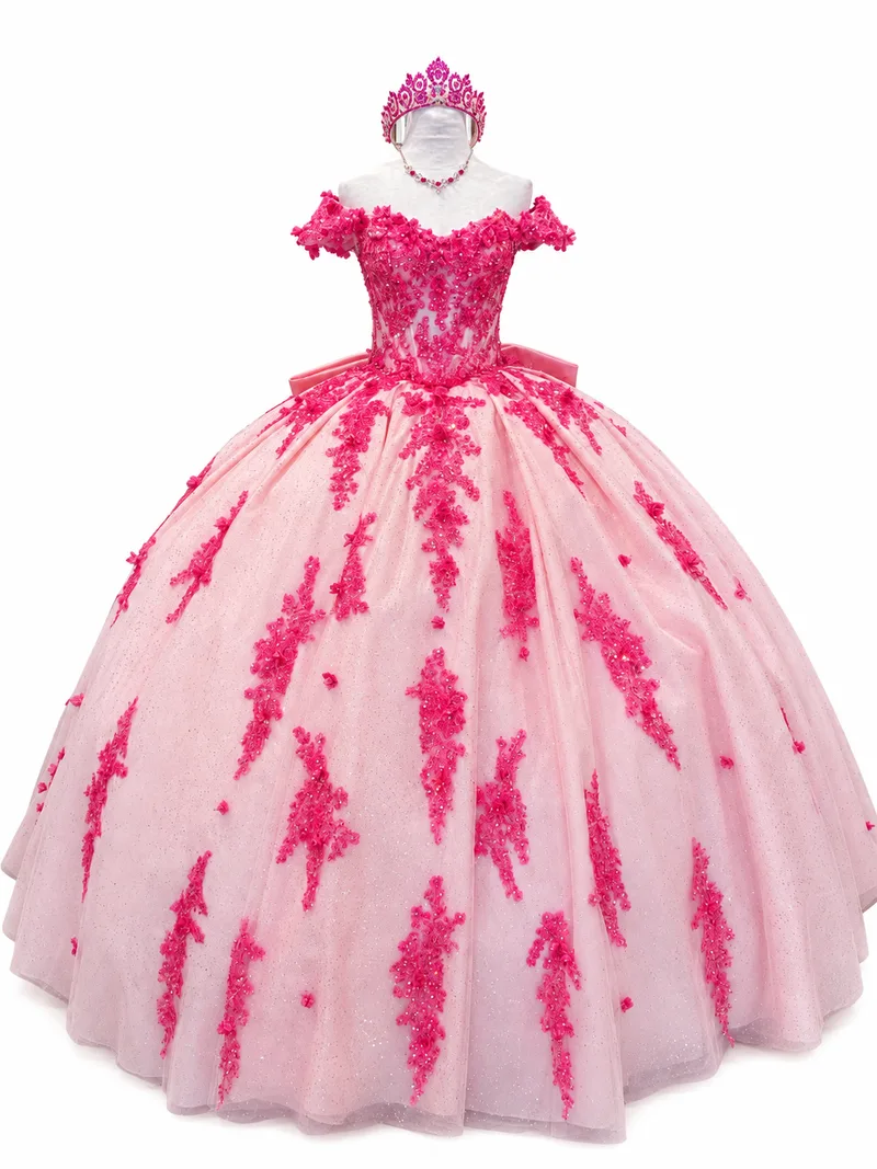 Maniquí con vestido de gala rosa y tiara