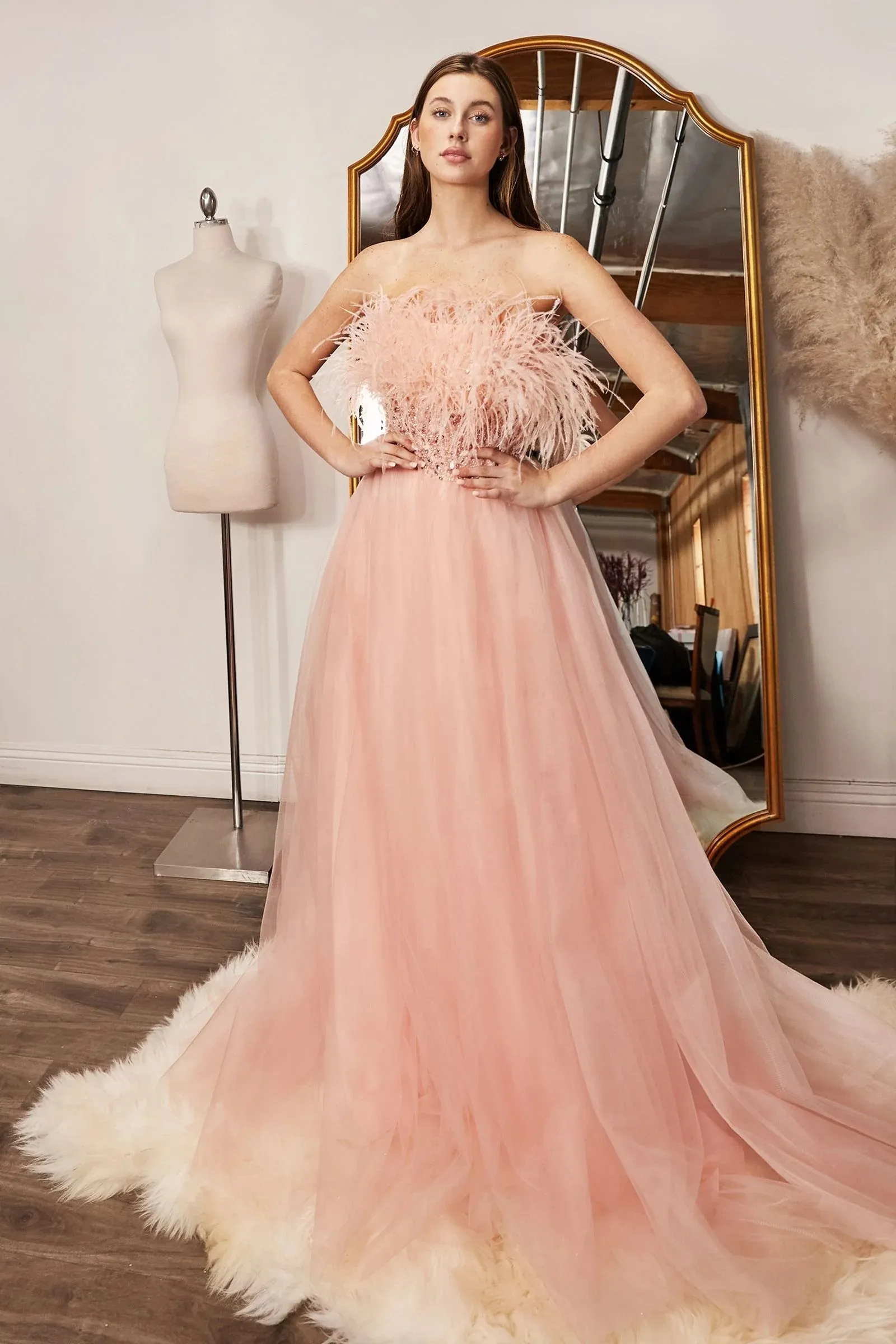 Vestido de gala strapless color Blush decorado con plumas y pedreria falda corte A con tull