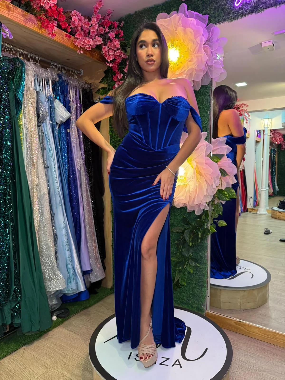 Vestido de Gala en tela de terciopelo color Azul Royal, Off Shoulder estilo corset y falda con abertura lateral
