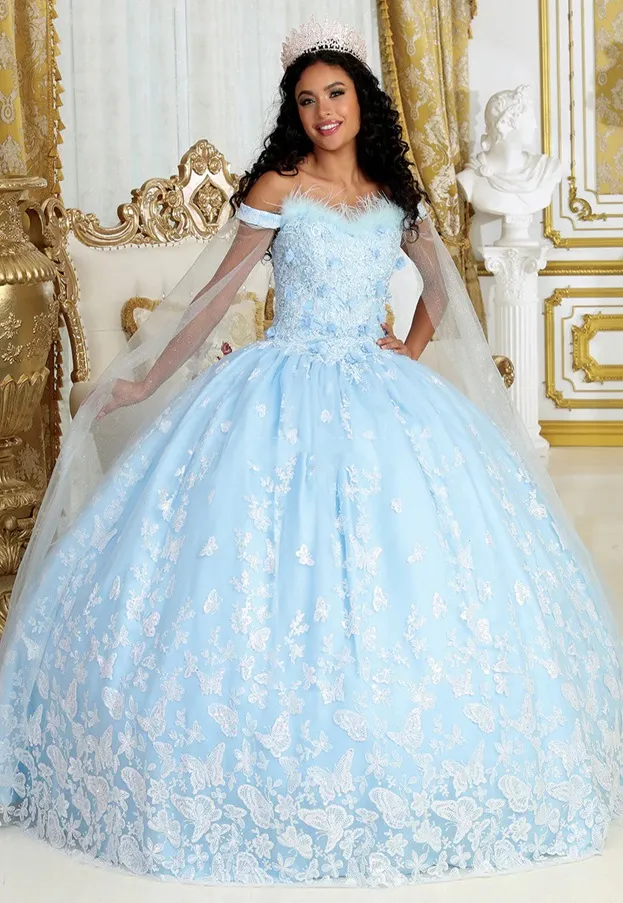 Vestido de 15 años Off Shoulder con capa en mangas decorado con plumas en Top, Glitter y apliques de mariposas