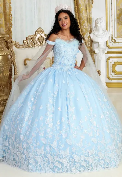 Vestido de 15 años Off Shoulder con capa en mangas decorado con plumas en Top, Glitter y apliques de mariposas
