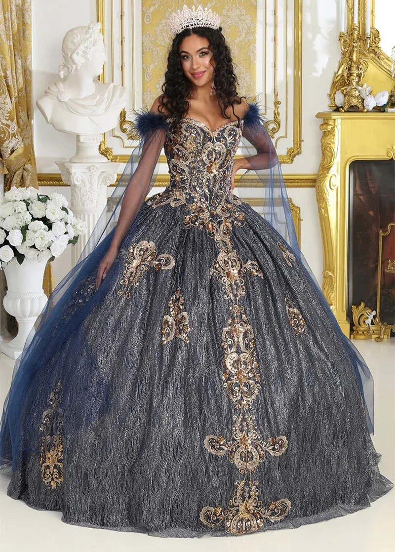 Vestido de 15 años Off Shoulder color Navy decorado con apliques y Glitter en dorado y capas en mangas con plumas