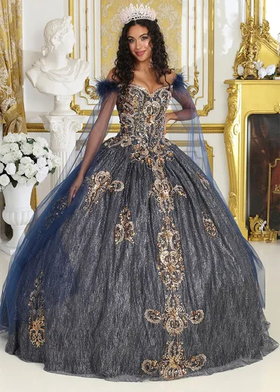 Vestido de 15 años Off Shoulder color Navy decorado con apliques y Glitter en dorado y capas en mangas con plumas