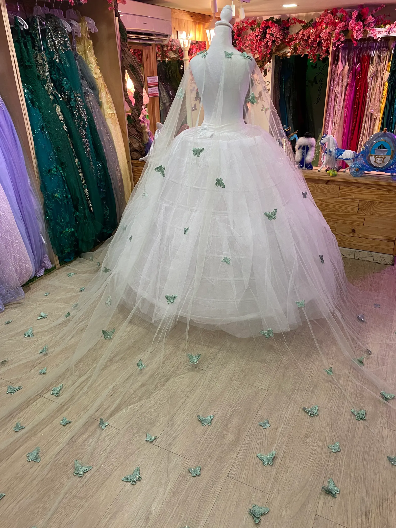 Capa para vestido de 15 años decorada con mariposas en color Verde Sage