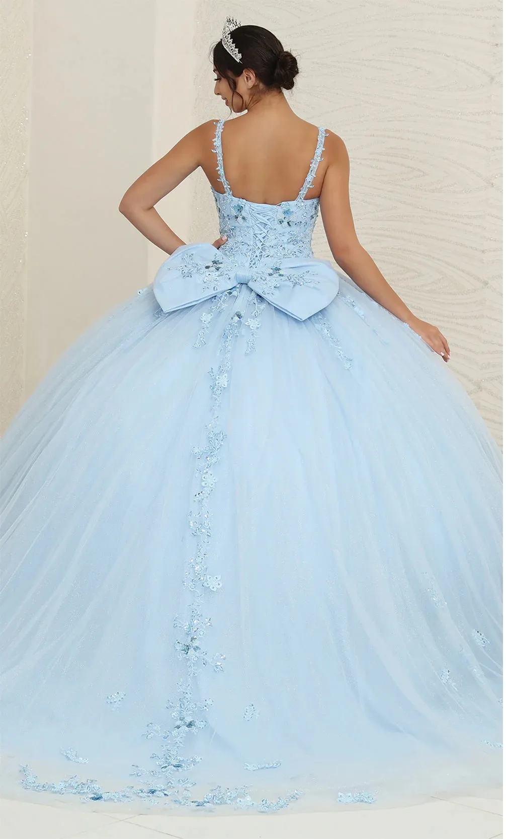 Vestido de 15 años de tiras decorado con apliques y flores en 3D en tela de glitter falda corte princesa