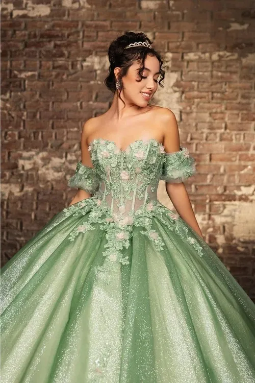 Vestido de 15 años estilo corset con transparencia en tela de Glitter decorado con apliques de flores en 3D y falda corte Princesa