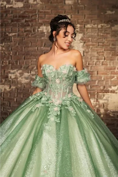 Vestido de 15 años estilo corset con transparencia en tela de Glitter decorado con apliques de flores en 3D y falda corte Princesa
