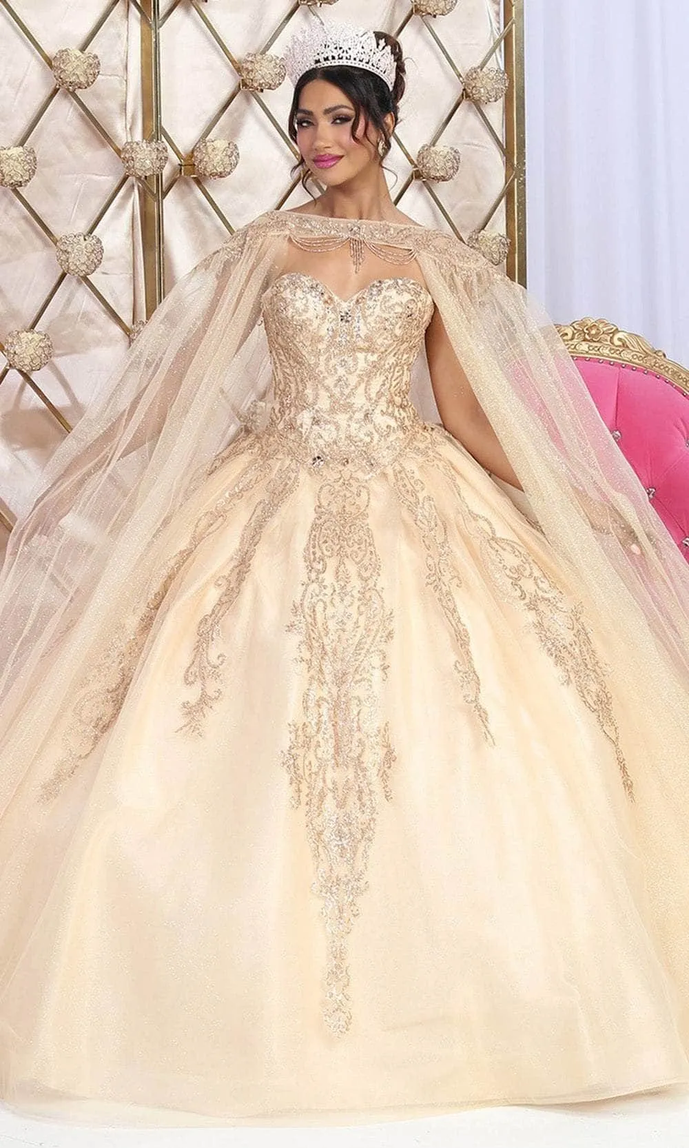 Vestido de 15 años Strapless decorado con apliques dorados y capa, falda corte Princesa