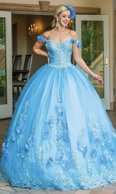 Vestido de 15 años Off Shoulder color Rosado decorado con apliques, pedreria y  flores en 3D y falda corte princesa