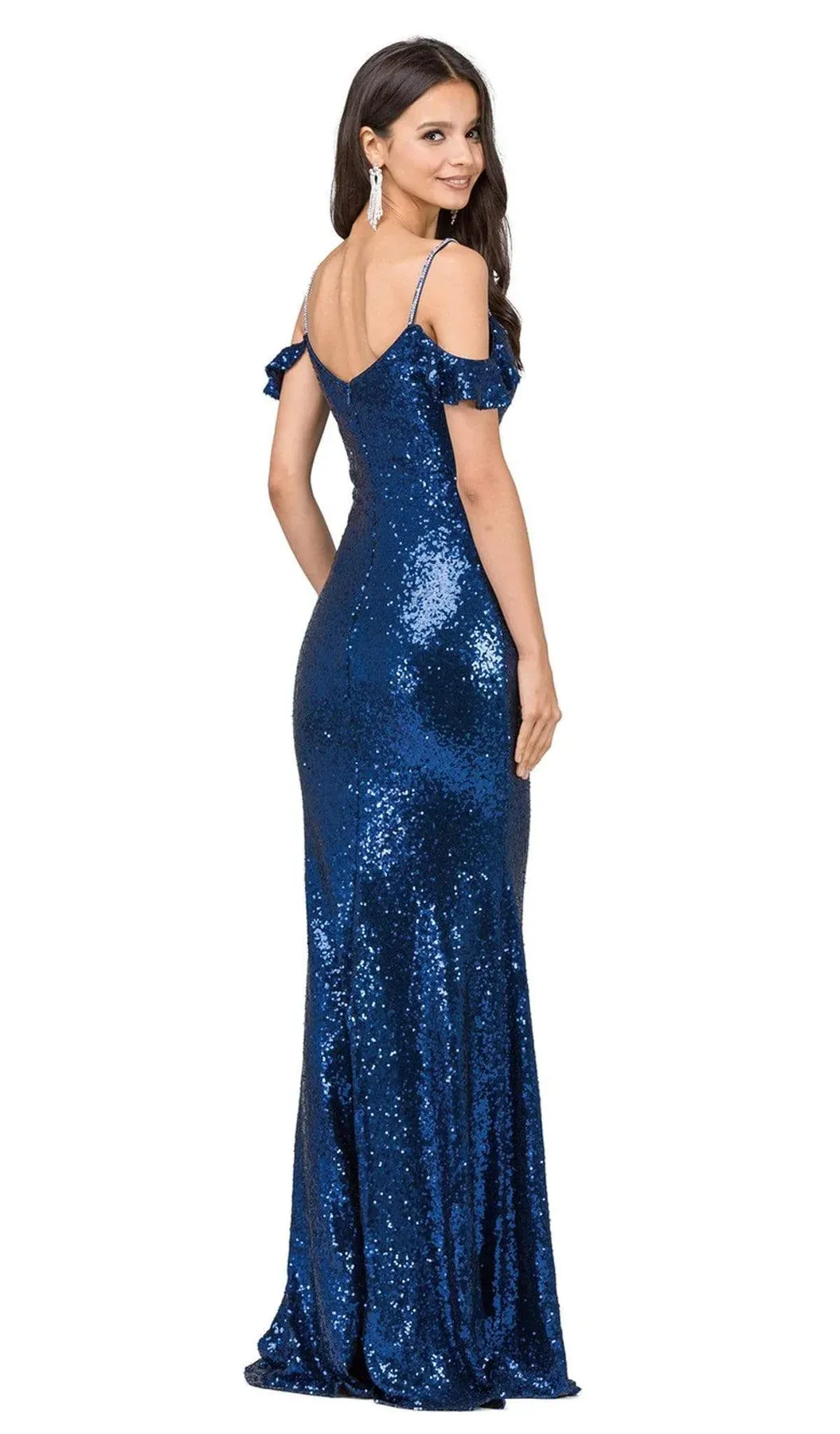 Vestido de Gala Off Shoulder en tela de lentejuelas color Rosegold decorado con finas pierdas en tiras y falda con abertura lateral