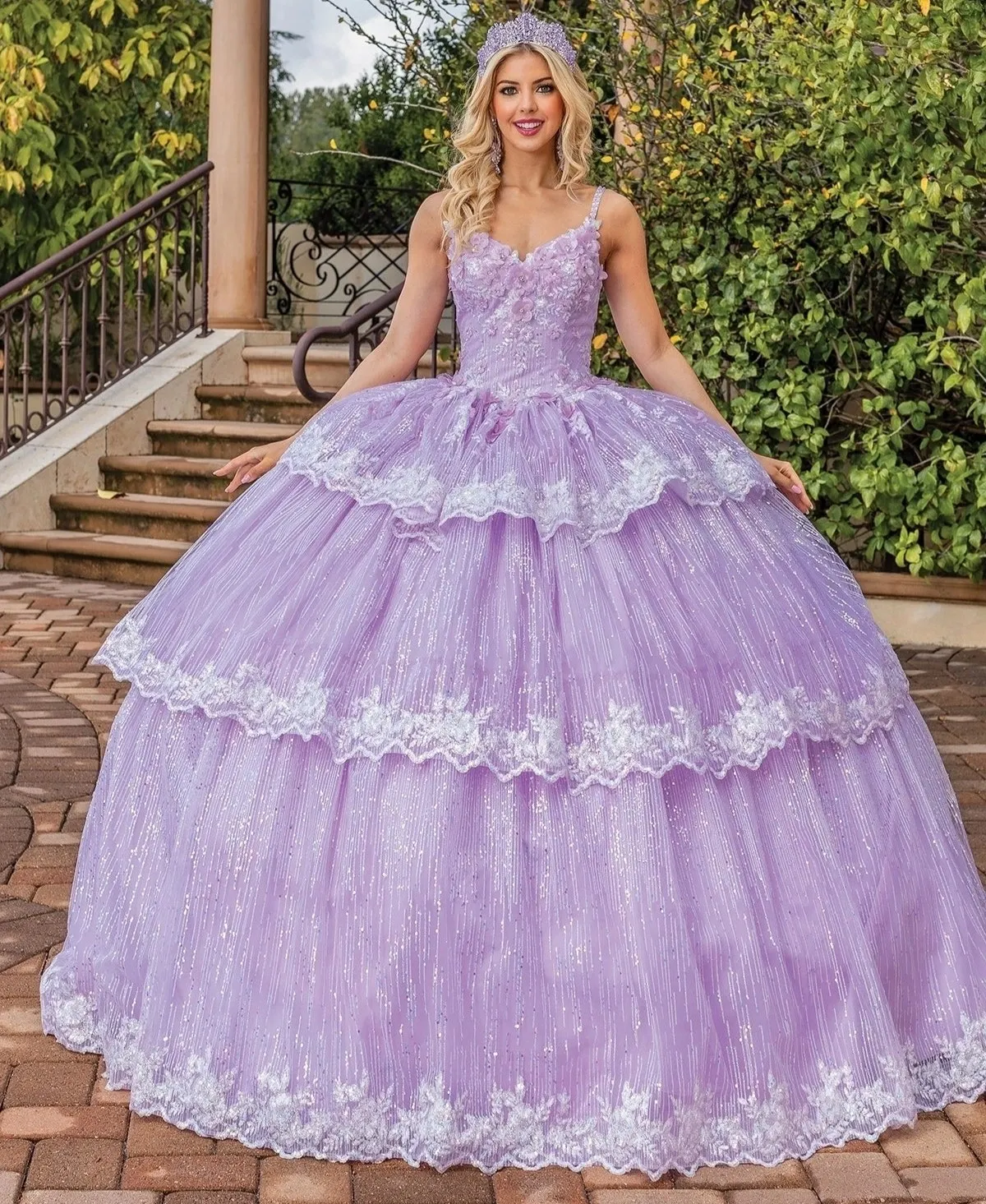 Vestido de 15 años con mangas desmontables y falda de capas decorada con Glitter