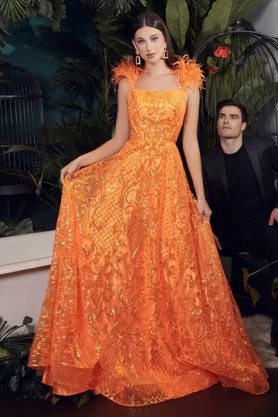 Vestido de Gala de tiras con decoraciones en Glitter y plumas, falda corte A