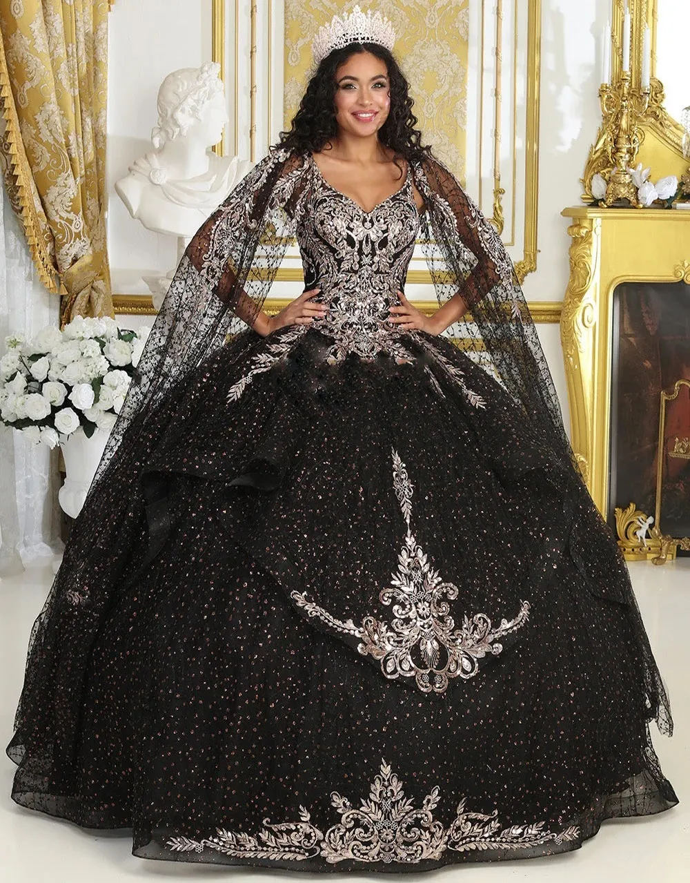 Vestido de 15 años color Negro de tiras decorado con glitter y apliques dorados, falda corte princesa