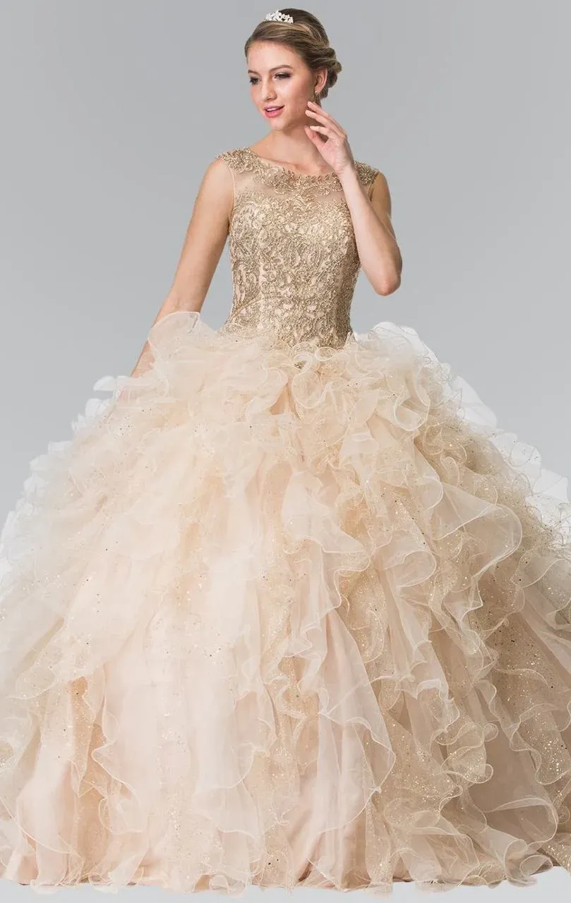 Vestido de 15 años cuello Halter espalda descubierta estilo corset decorado con apliques dorados en top y falda corte princesa con volantes