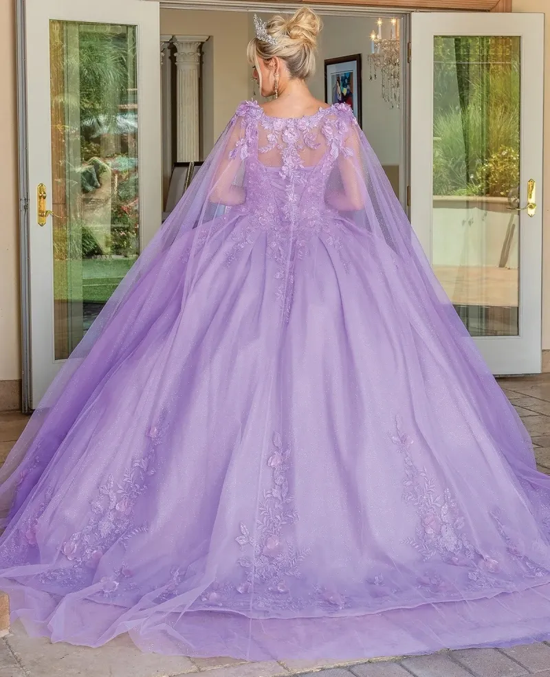 Vestido de 15 años con capas en mangas y falda corte Princesa