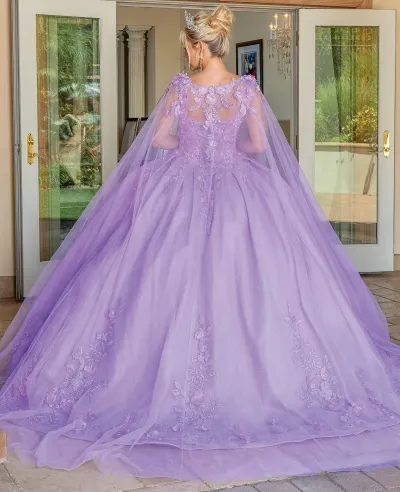 Vestido de 15 años con capas en mangas y falda corte Princesa