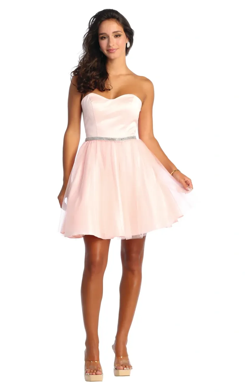 Vestido corto tipo cocktail strapless y corset ajustable decorado con pedreria plateada en cintura