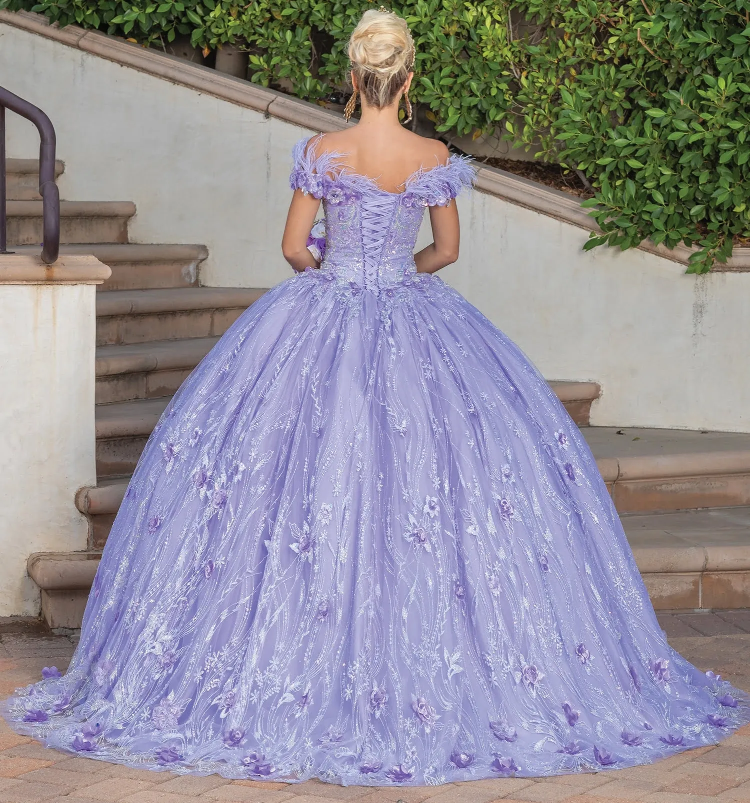 Vestido de 15 años Off Shoulder decorado con apliques de Glitter y falda corte Princesa
