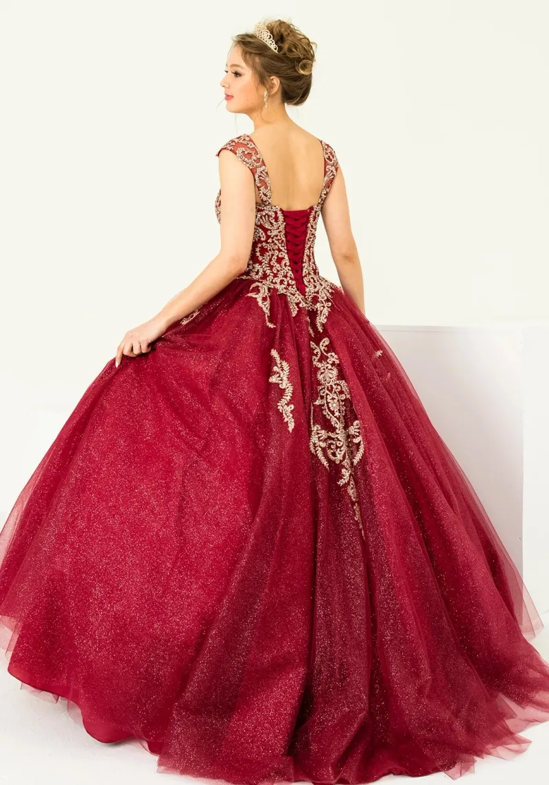 Vestido de 15 años decorado con apliques dorados en Top y falda corte Princesa