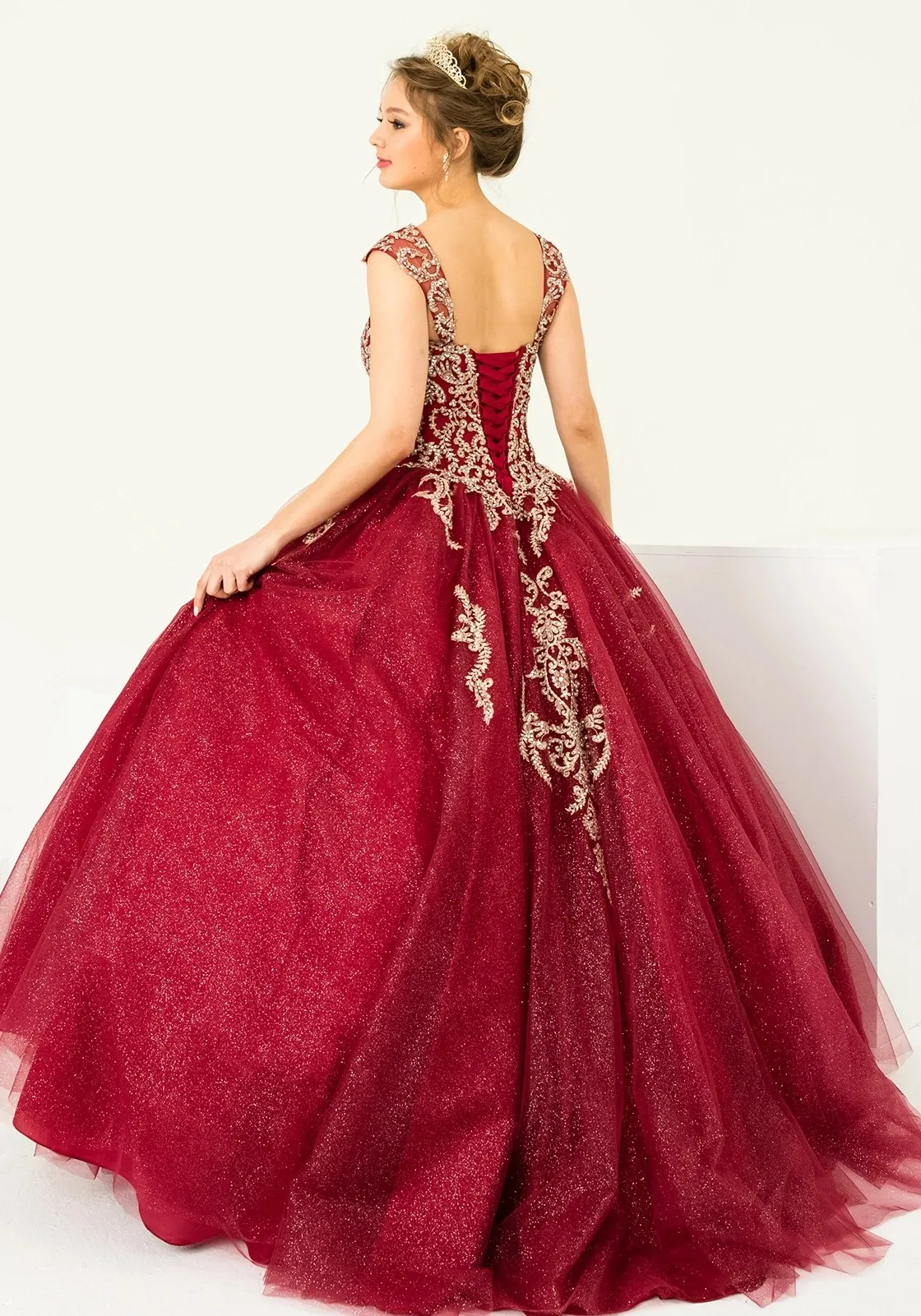Vestido de 15 años decorado con apliques dorados en Top y falda corte Princesa