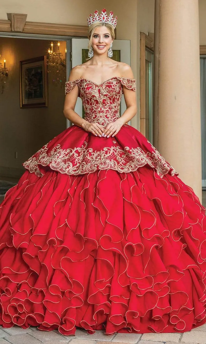 Vestido de 15 años de dos (2) piezas decorado con apliques en dorado y falda corte princesa desmontable