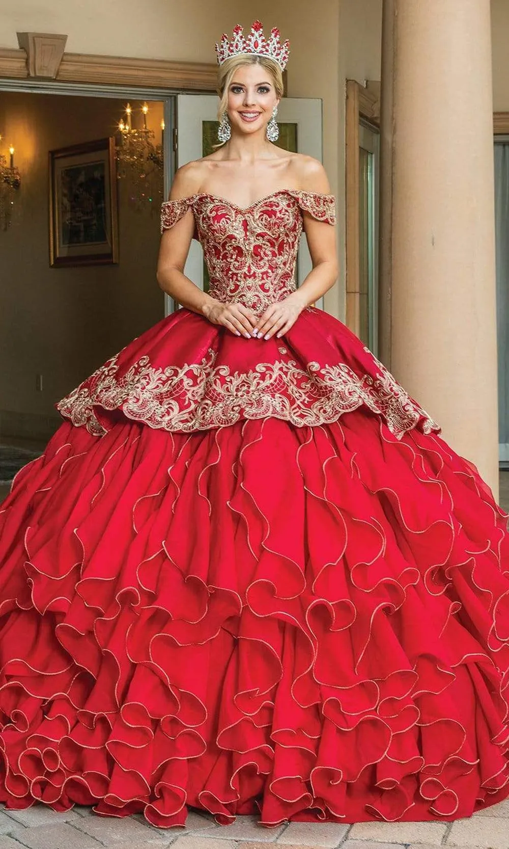 Vestido de 15 años de dos (2) piezas decorado con apliques en dorado y falda corte princesa desmontable
