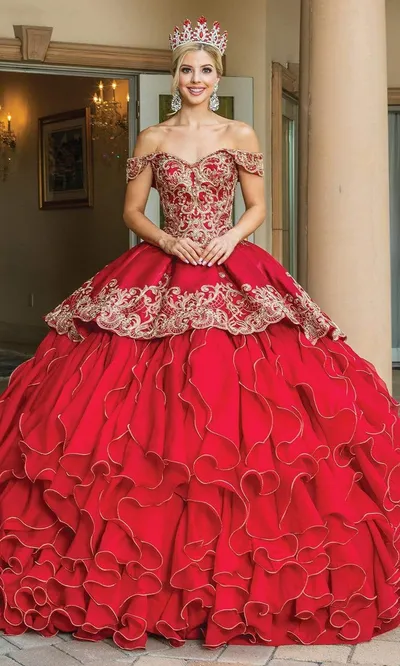 Vestido de 15 años de dos (2) piezas decorado con apliques en dorado y falda corte princesa desmontable
