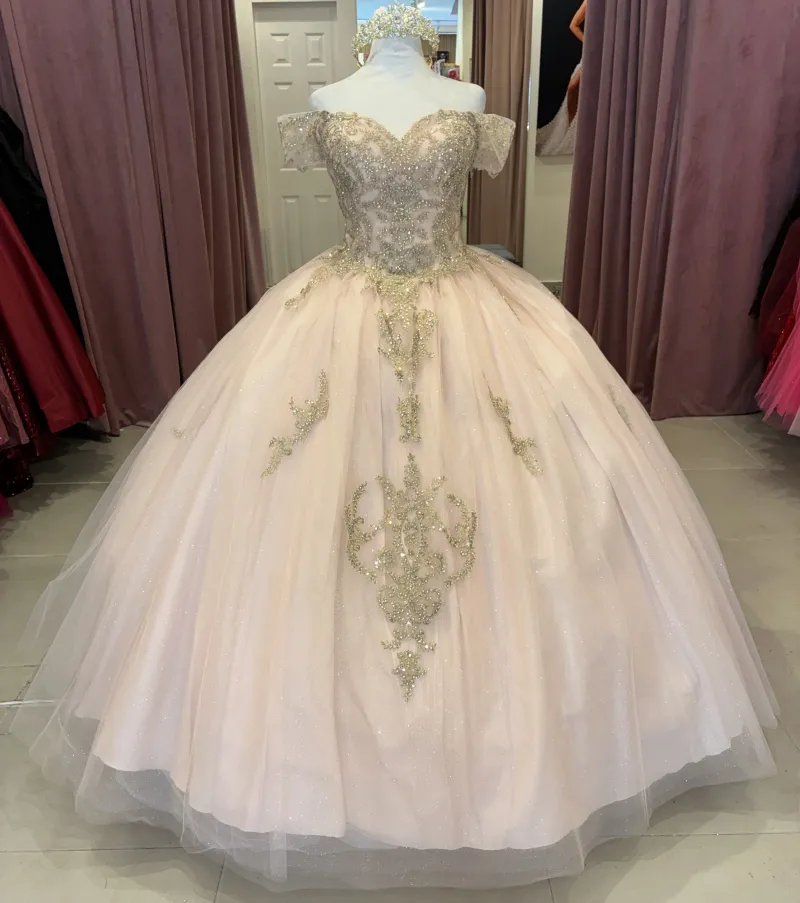 Vestido de 15 años decorado con apliques dorados en Top y falda corte Princesa