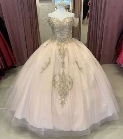 Vestido de 15 años decorado con apliques dorados en Top y falda corte Princesa