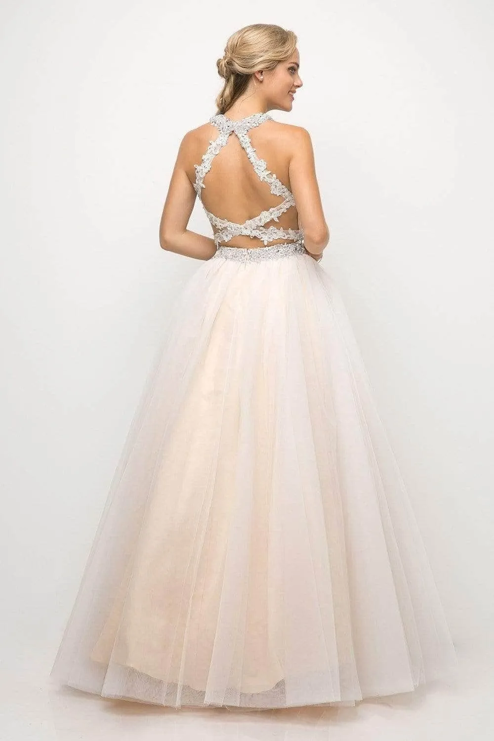 Vestido de 15 años de dos piezas decorado con piedras en tornasol y apliques de flores en Top