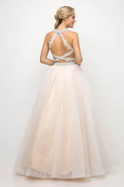 Vestido de 15 años de dos piezas decorado con piedras en tornasol y apliques de flores en Top